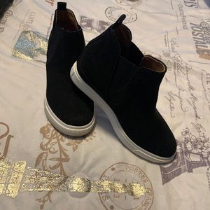 Black and white shade wedges.